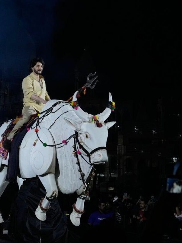 MaheshBabu Entry in GlobeTrotter and Varanasi Event