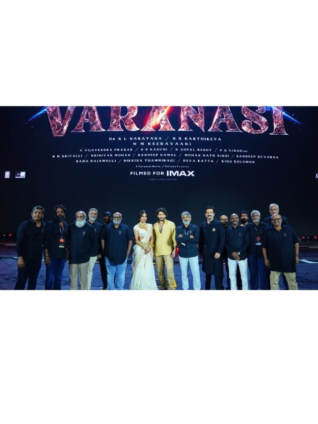MaheshBabu and SSRajamouli GlobeTrotter Event Varanasi Film Group Picture1