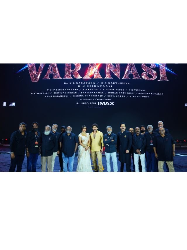 MaheshBabu and SSRajamouli GlobeTrotter Event Varanasi Film Group Picture2