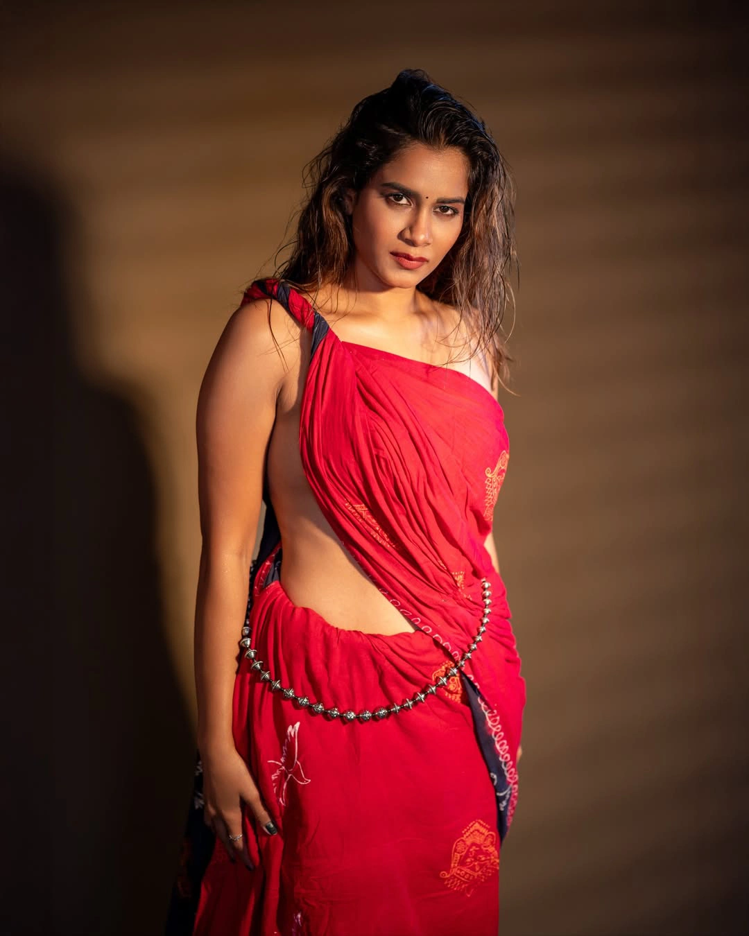 Sahithi Dasari Sizzling Photos in Saree