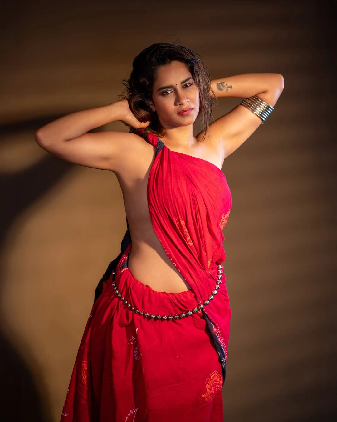 Sahithi Dasari Sizzling Photos in Saree