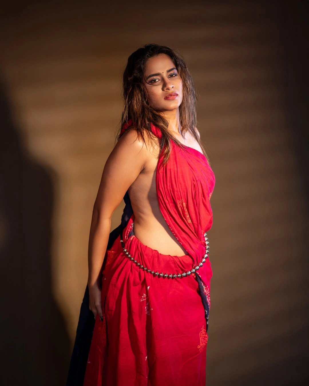 Sahithi Dasari Sizzling Photos in Saree