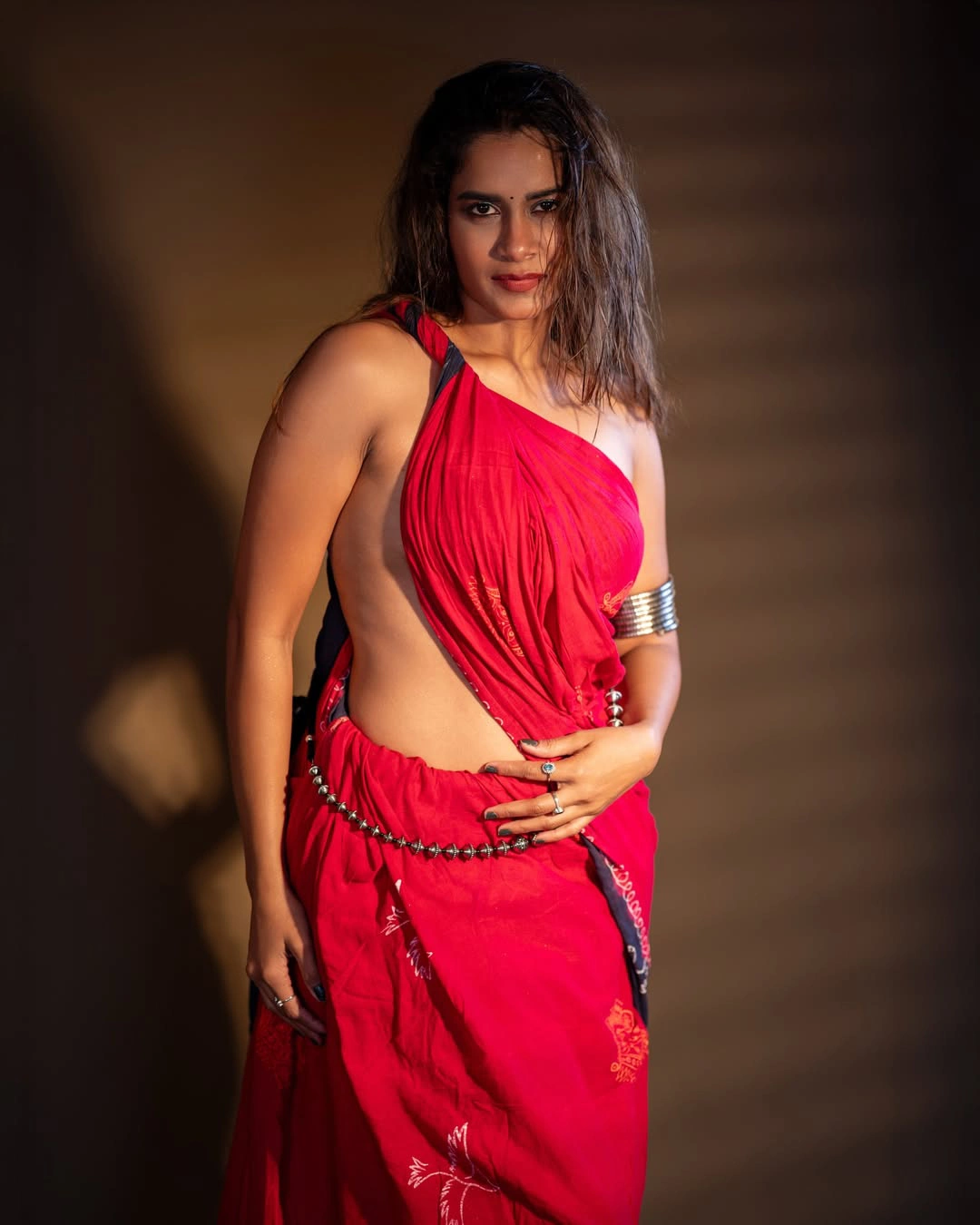 Sahithi Dasari Sizzling Photos in Saree