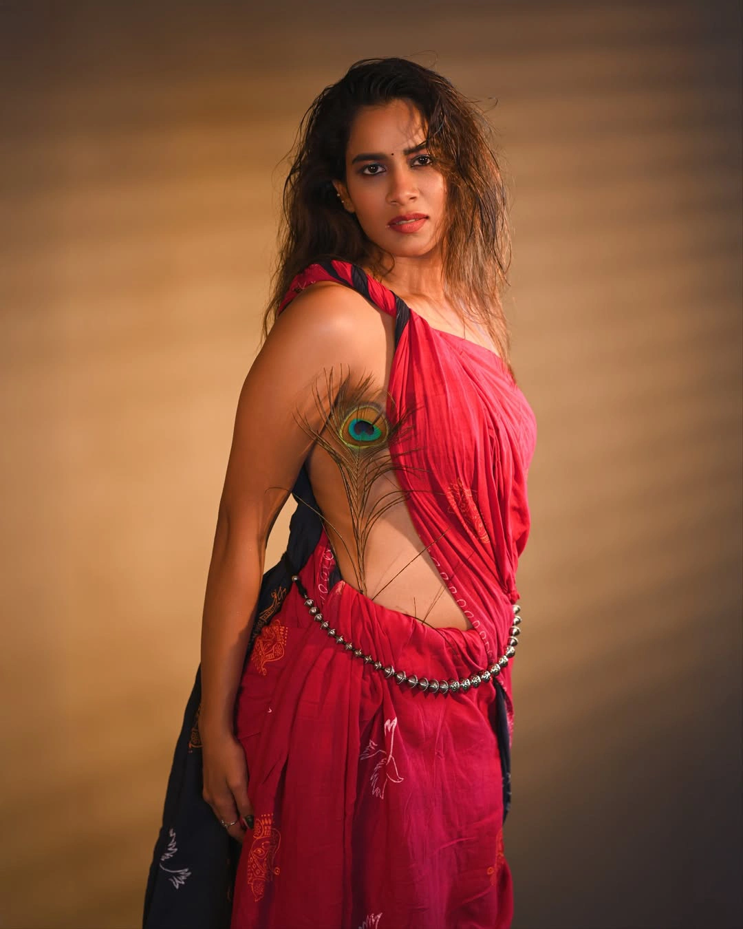 Sahithi Dasari Sizzling Photos in Saree