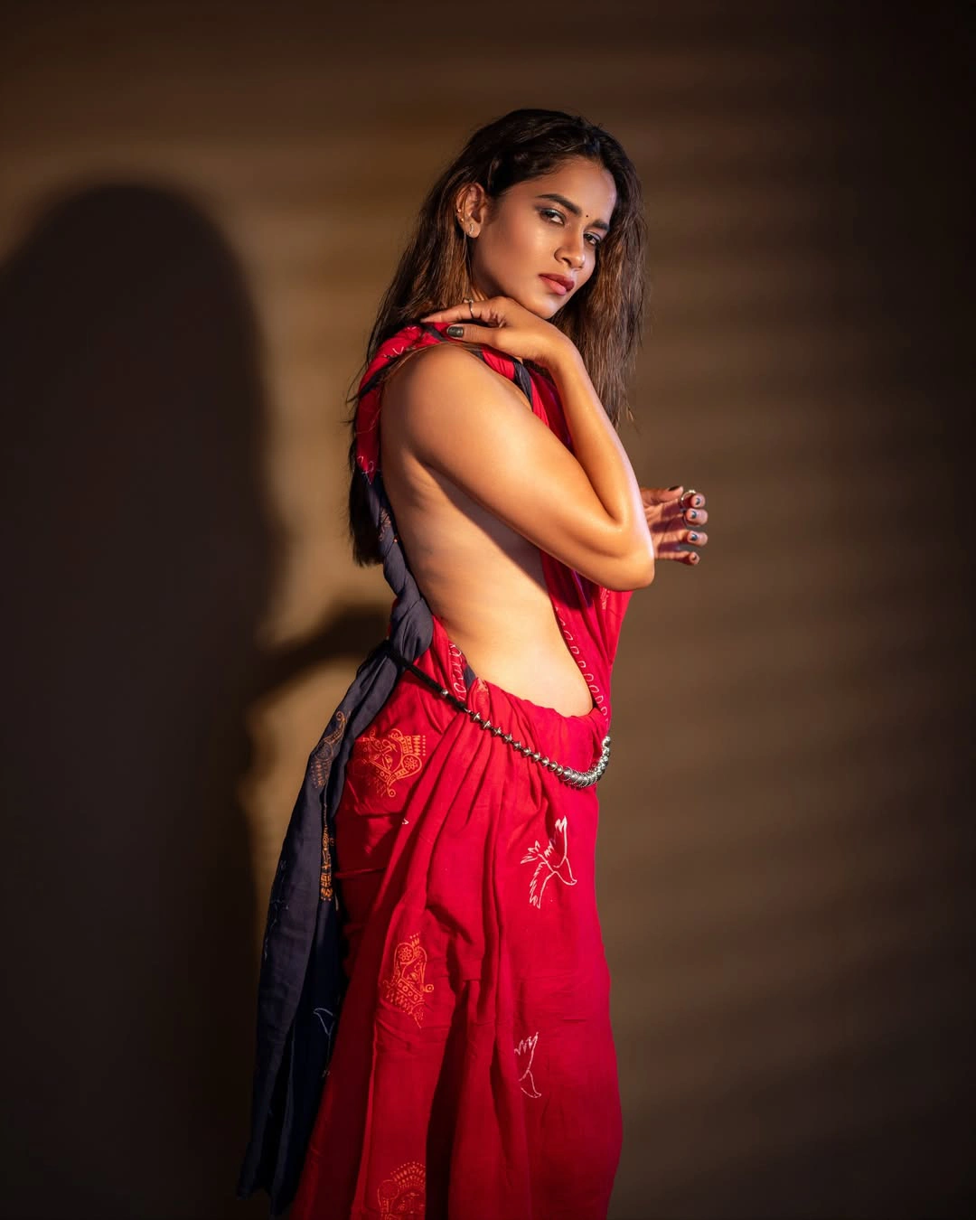 Sahithi Dasari Sizzling Photos in Saree