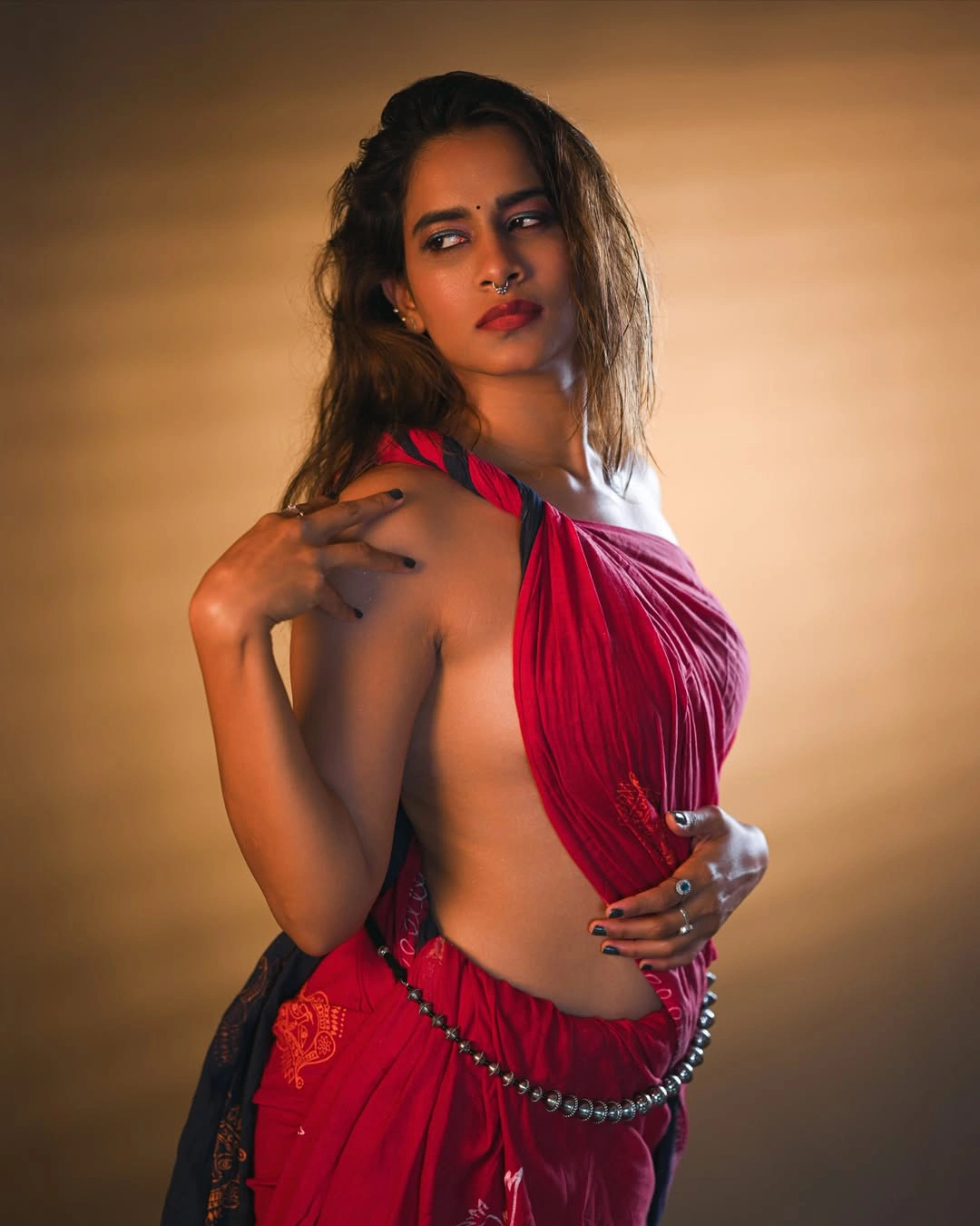 Sahithi Dasari Sizzling Photos in Saree