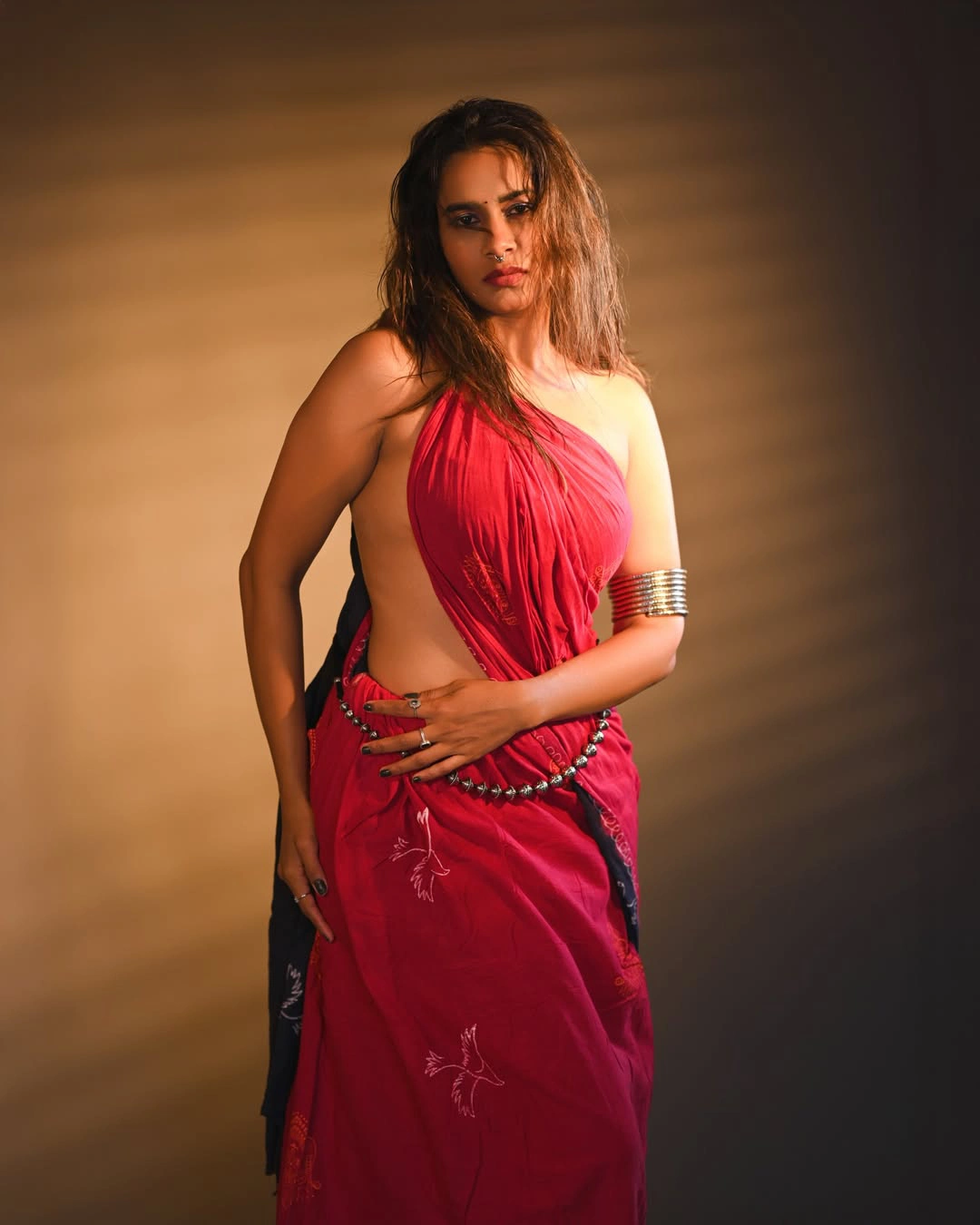 Sahithi Dasari Sizzling Photos in Saree