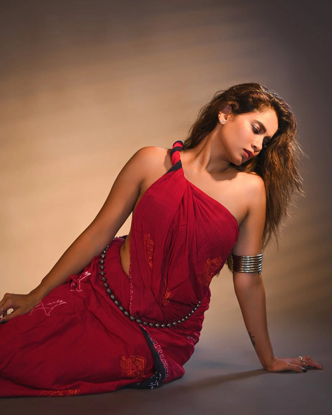 Sahithi Dasari Sizzling Photos in Saree