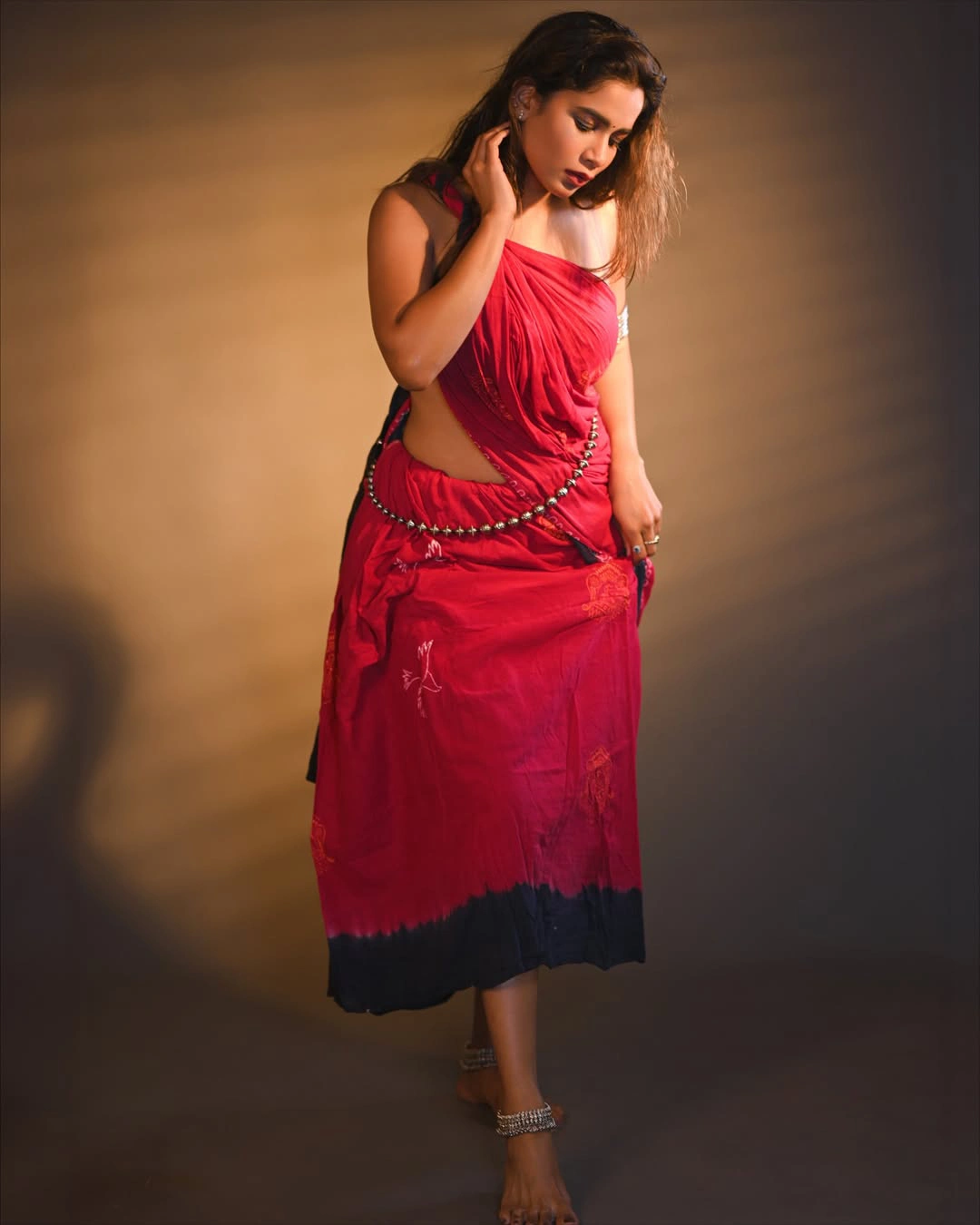 Sahithi Dasari Sizzling Photos in Saree