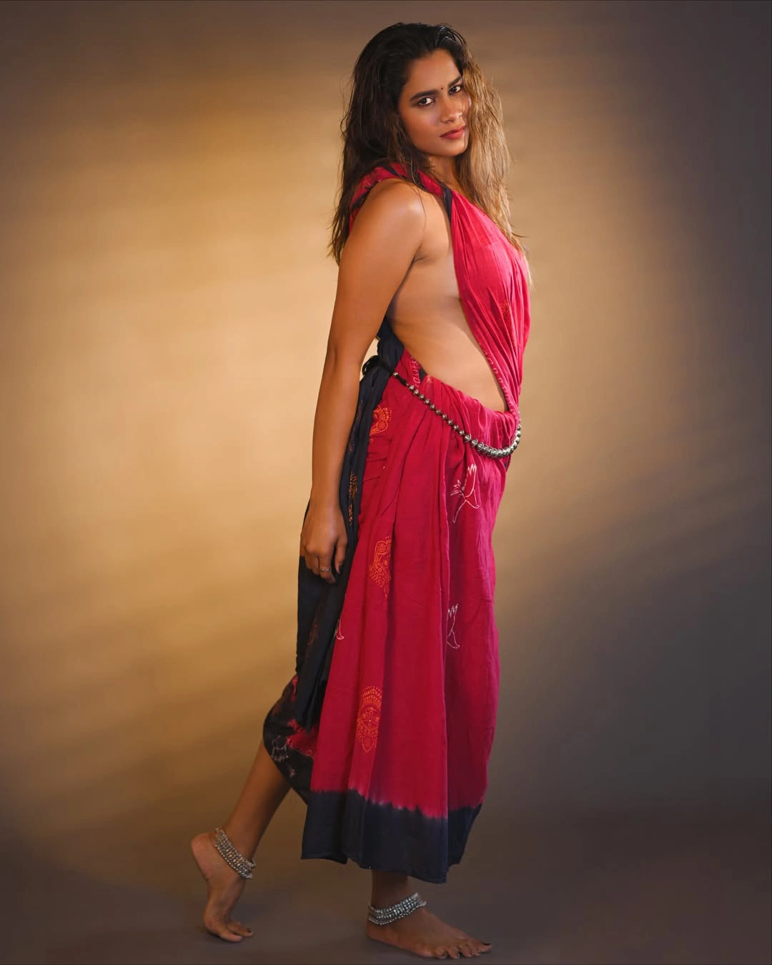 Sahithi Dasari Sizzling Photos in Saree