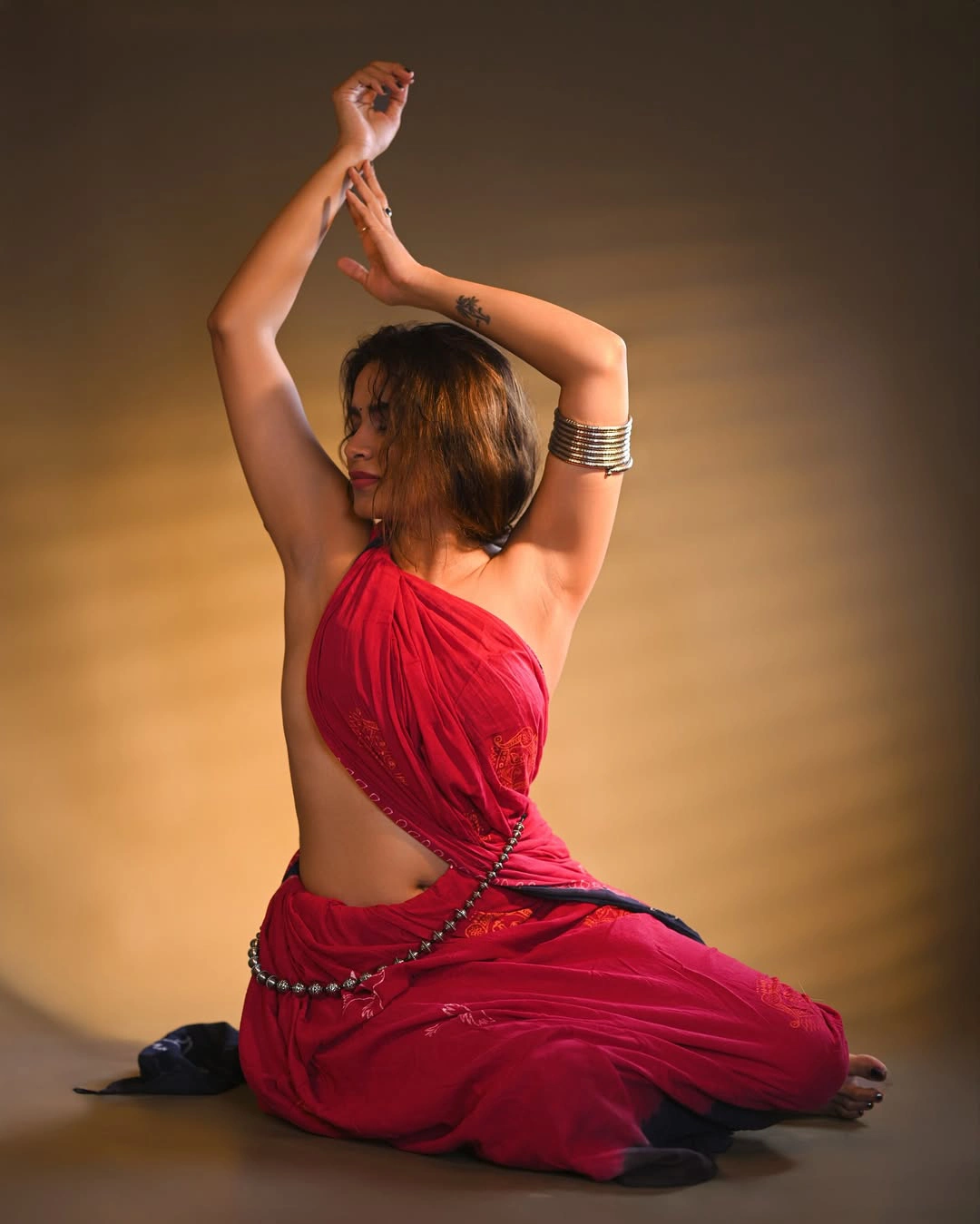 Sahithi Dasari Sizzling Photos in Saree