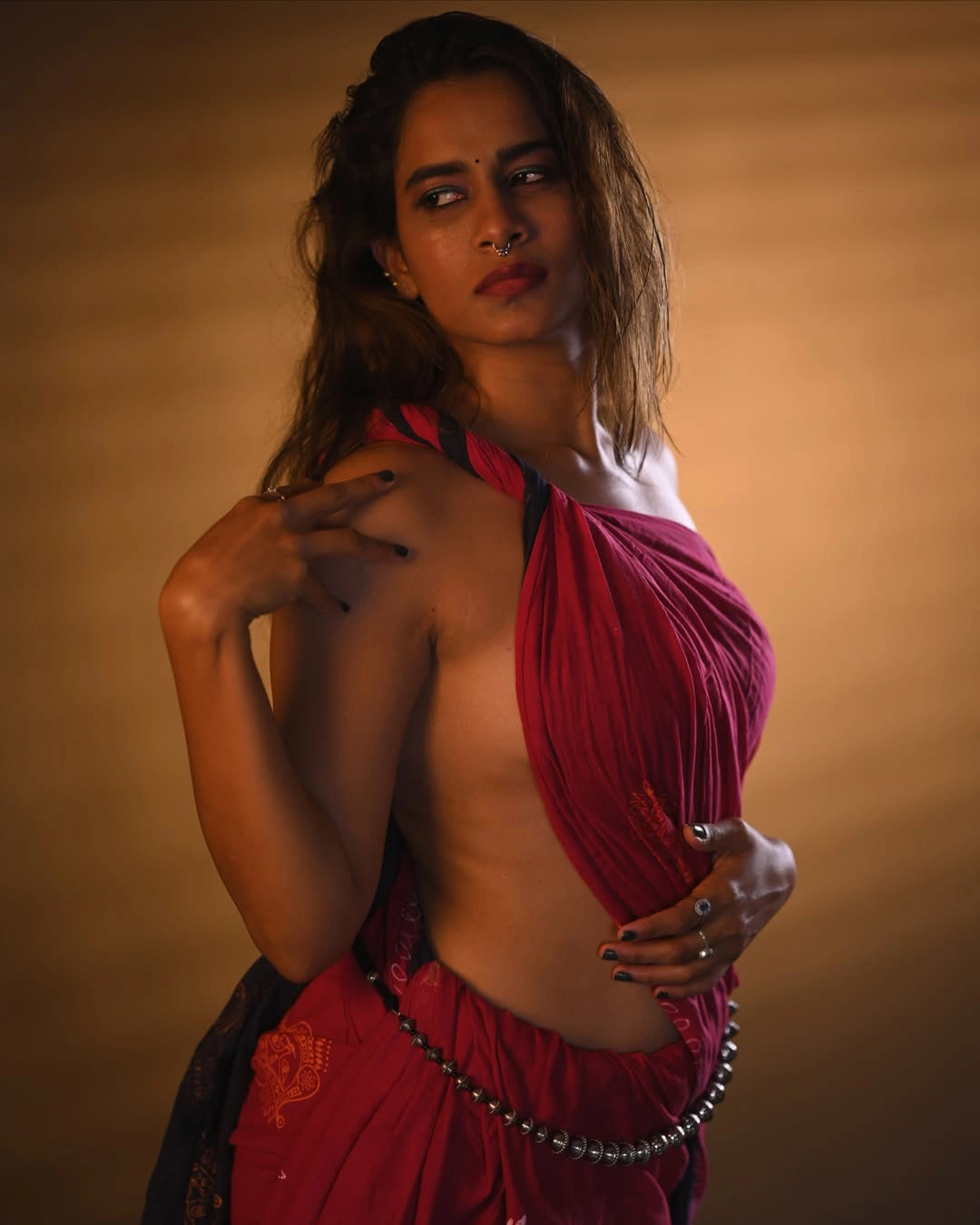 Sahithi Dasari Sizzling Photos in Saree