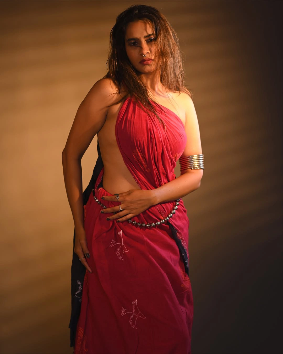 Sahithi Dasari Sizzling Photos in Saree
