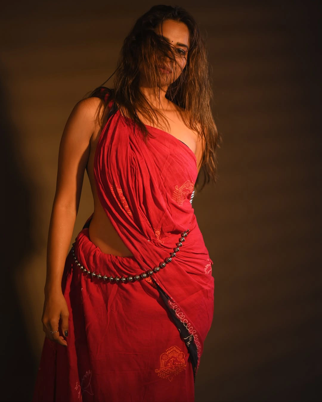 Sahithi Dasari Sizzling Photos in Saree