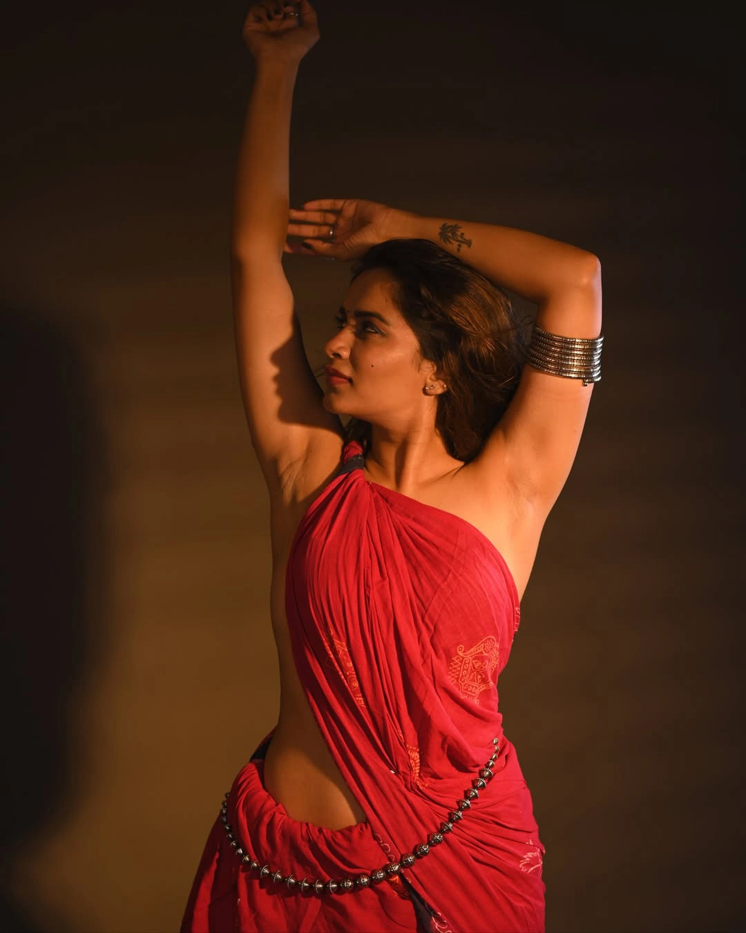 Sahithi Dasari Sizzling Photos in Saree