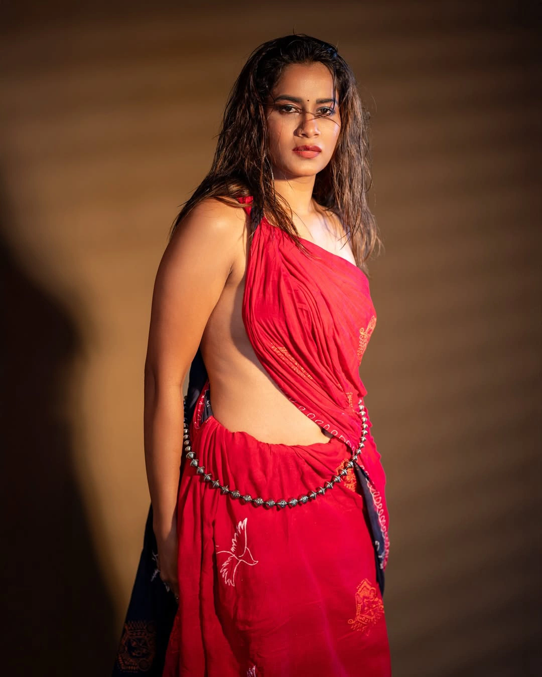 Sahithi Dasari Sizzling Photos in Saree