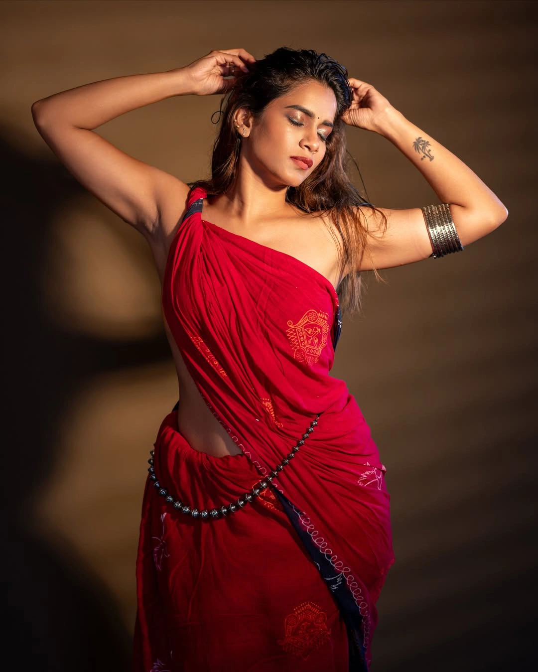 Sahithi Dasari Sizzling Photos in Saree