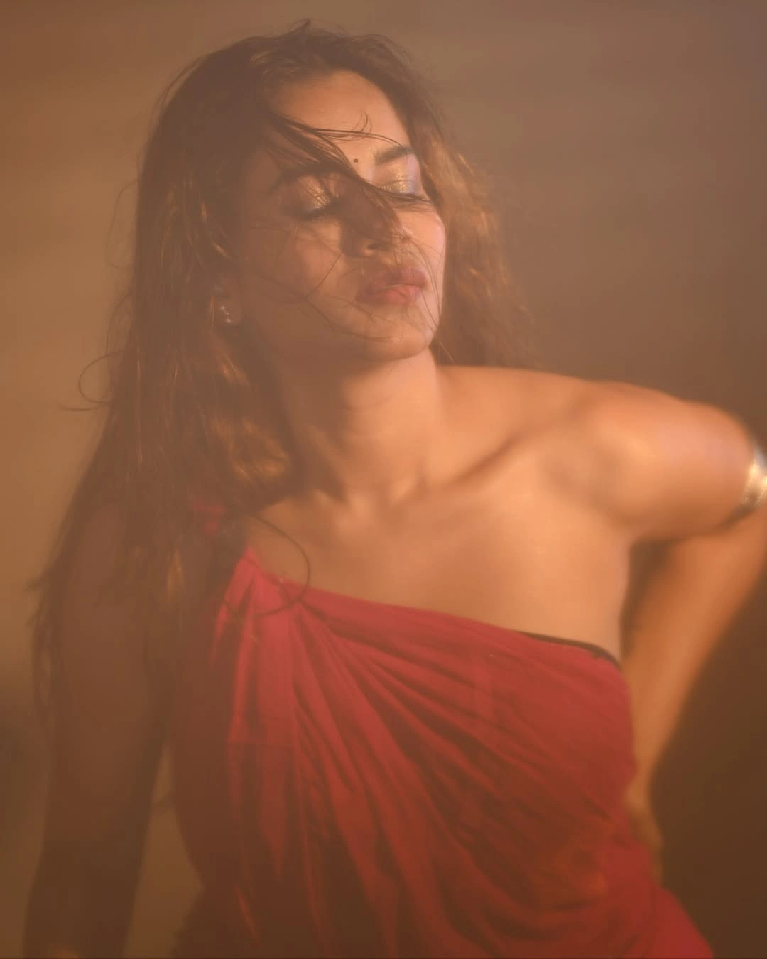 Sahithi Dasari Sizzling Photos in Saree