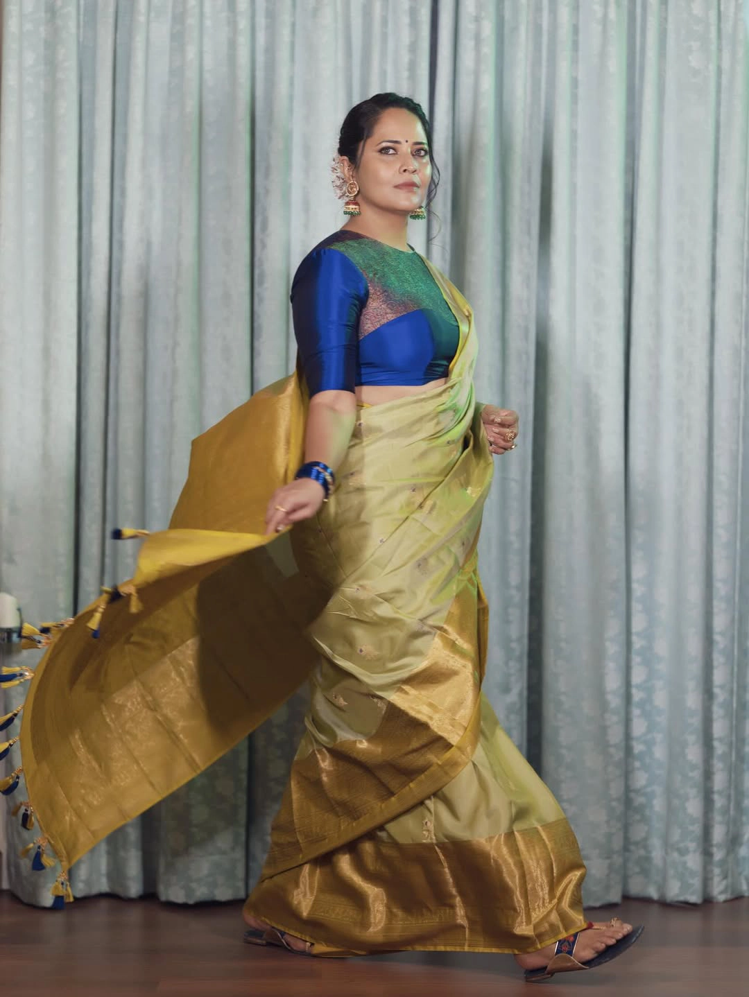 Anasuya Bharadwaj Cute Looks in Saree