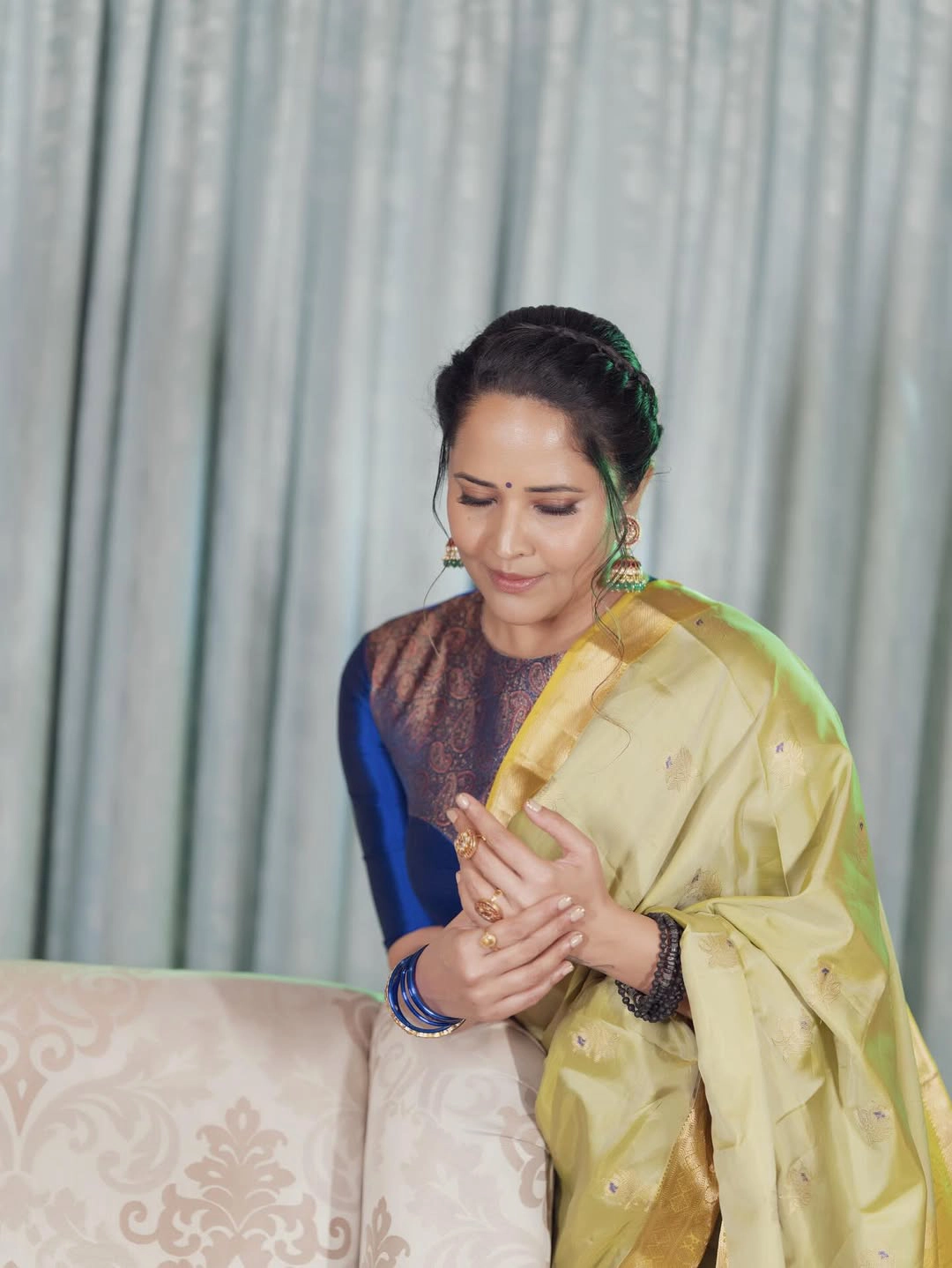 Anasuya Bharadwaj Cute Looks in Saree