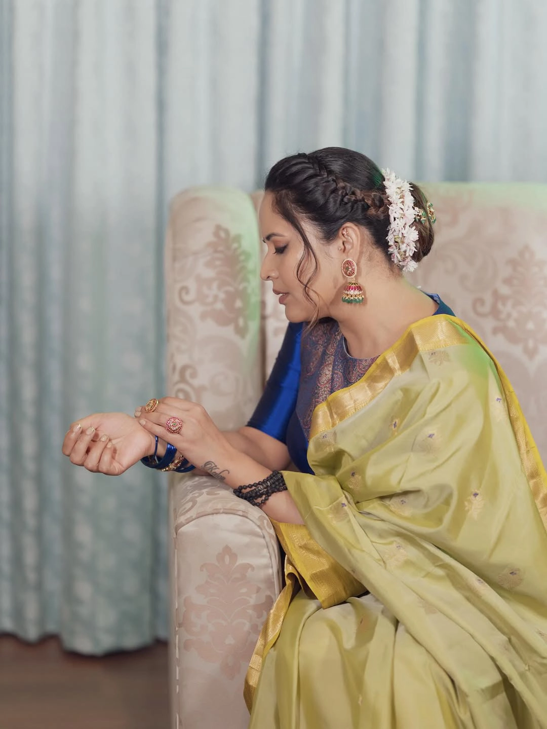 Anasuya Bharadwaj Cute Looks in Saree