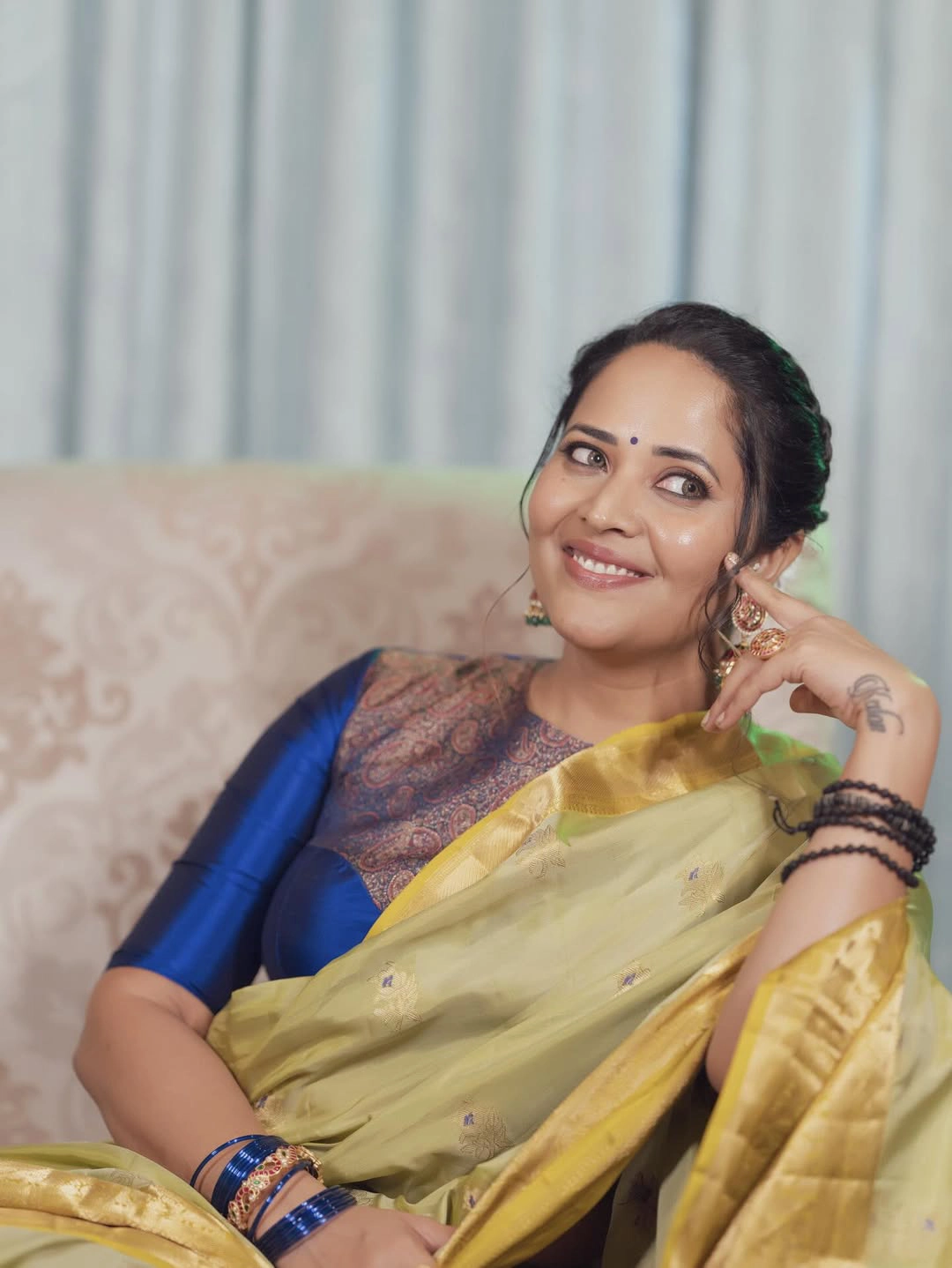 Anasuya Bharadwaj Cute Looks in Saree
