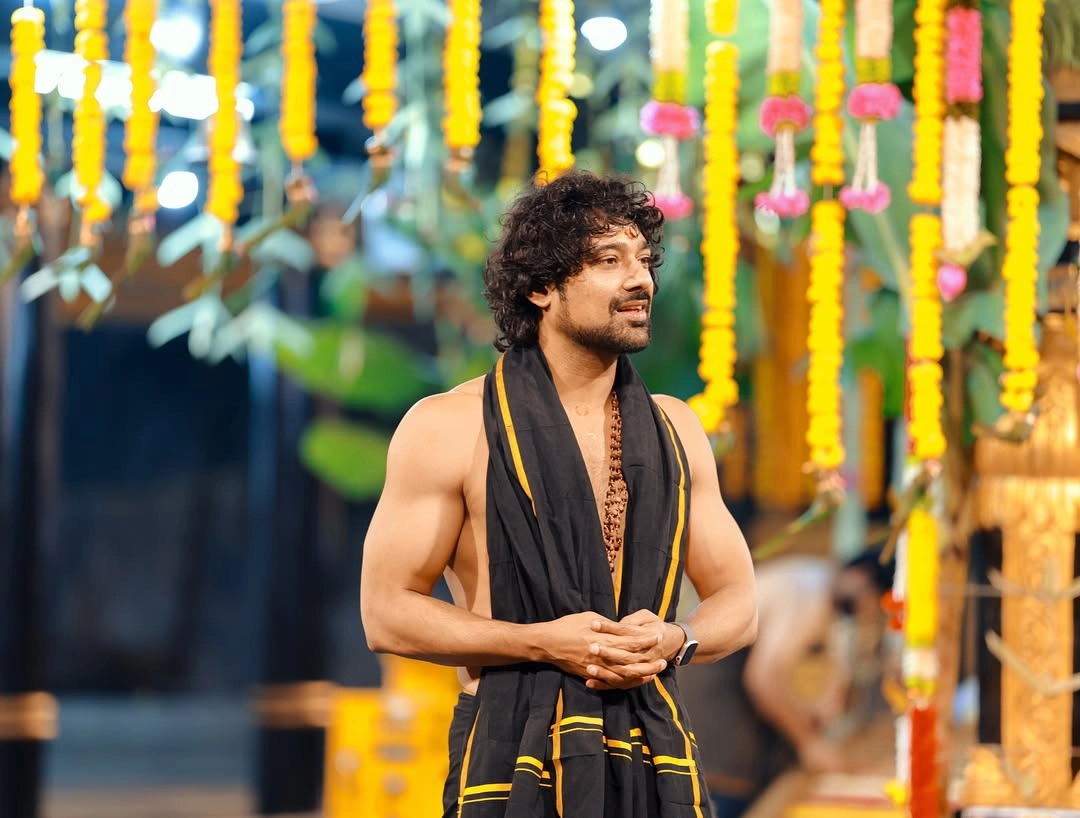 Varun Sandesh Vithika Sheru Perform Ayyappa Swami Padi Pooja