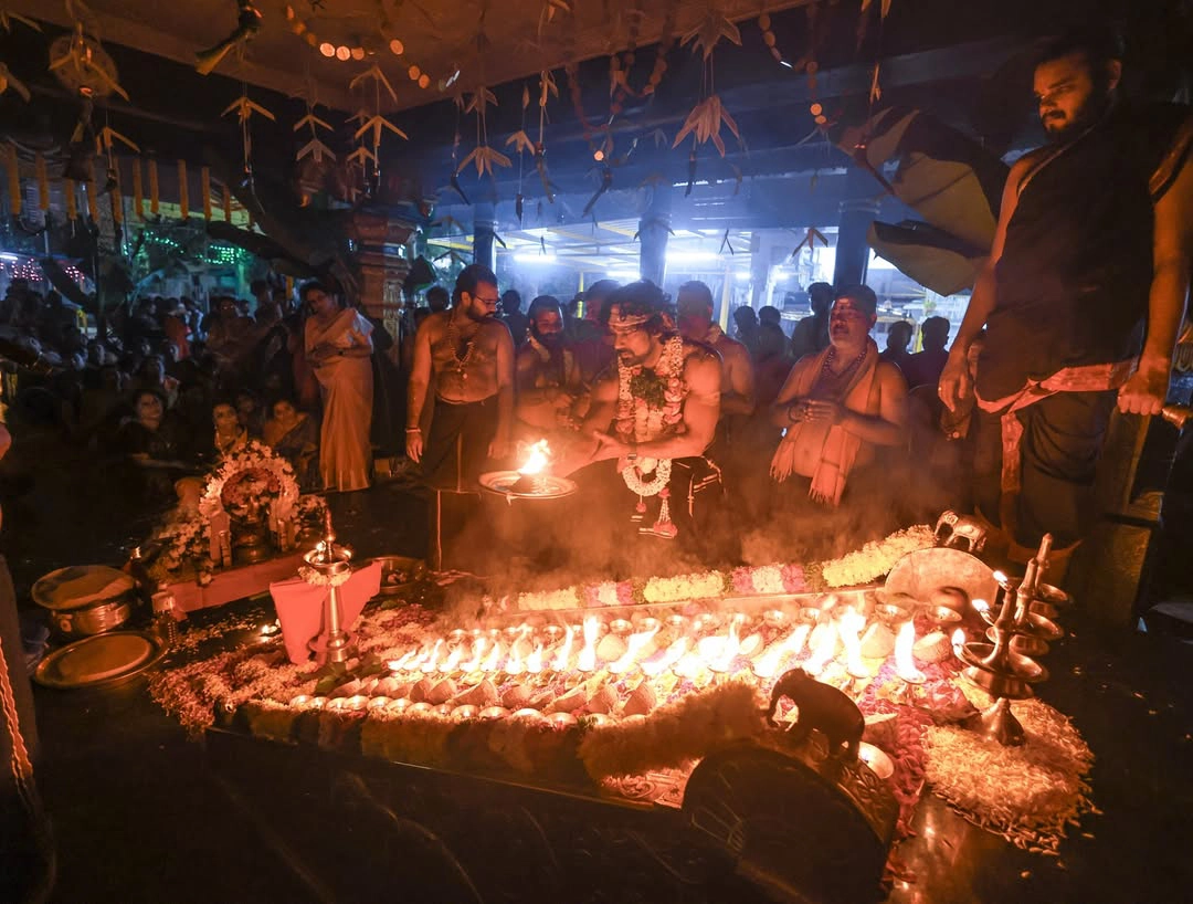 Varun Sandesh Vithika Sheru Perform Ayyappa Swami Padi Pooja