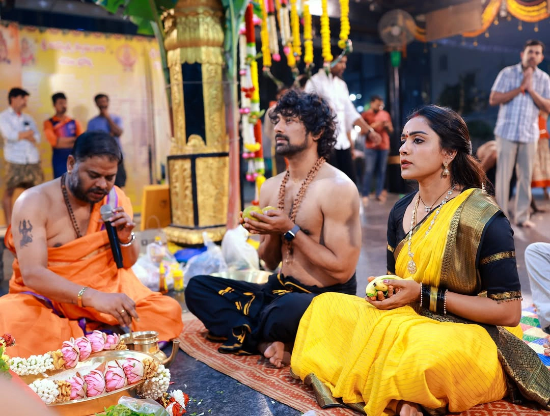 Varun Sandesh Vithika Sheru Perform Ayyappa Swami Padi Pooja
