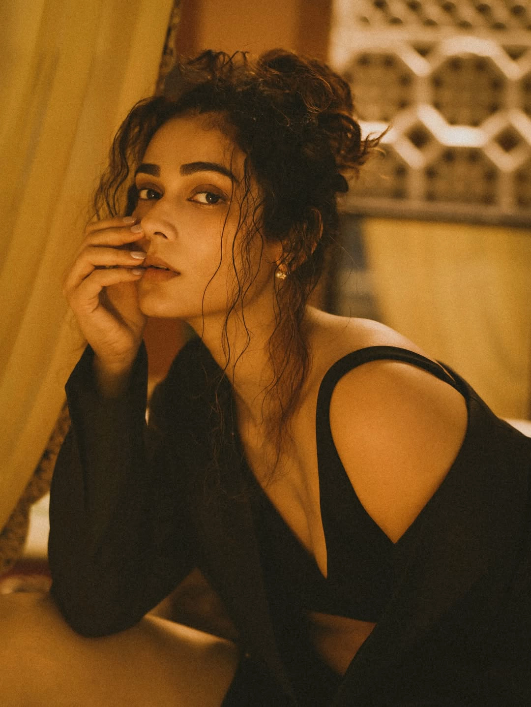 Aakanksha Singh Shows her Beauty Dazzling Photos