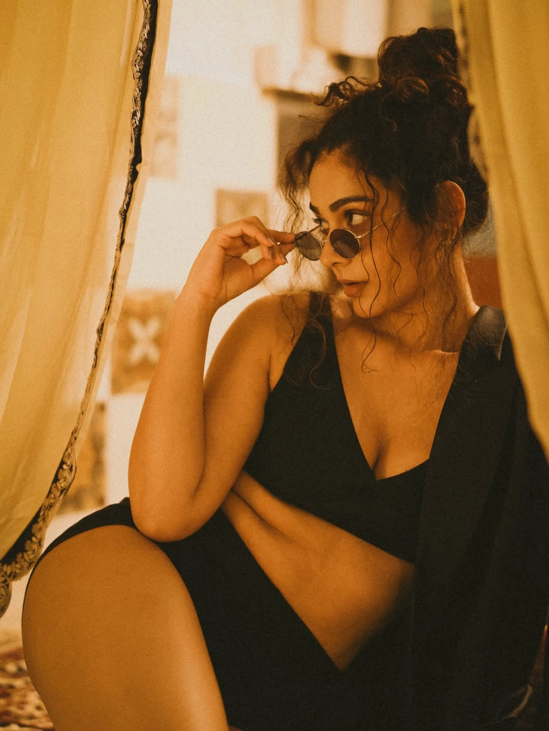 Aakanksha Singh Shows her Beauty Dazzling Photos