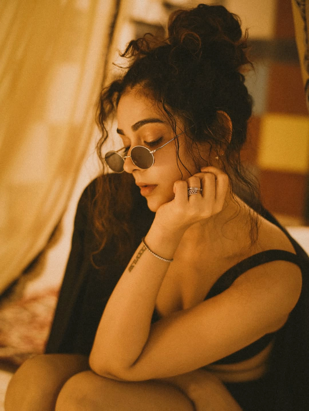 Aakanksha Singh Shows her Beauty Dazzling Photos