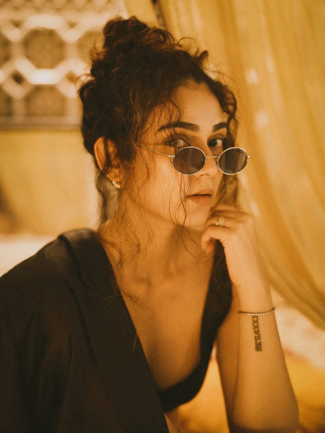 Aakanksha Singh Shows her Beauty Dazzling Photos