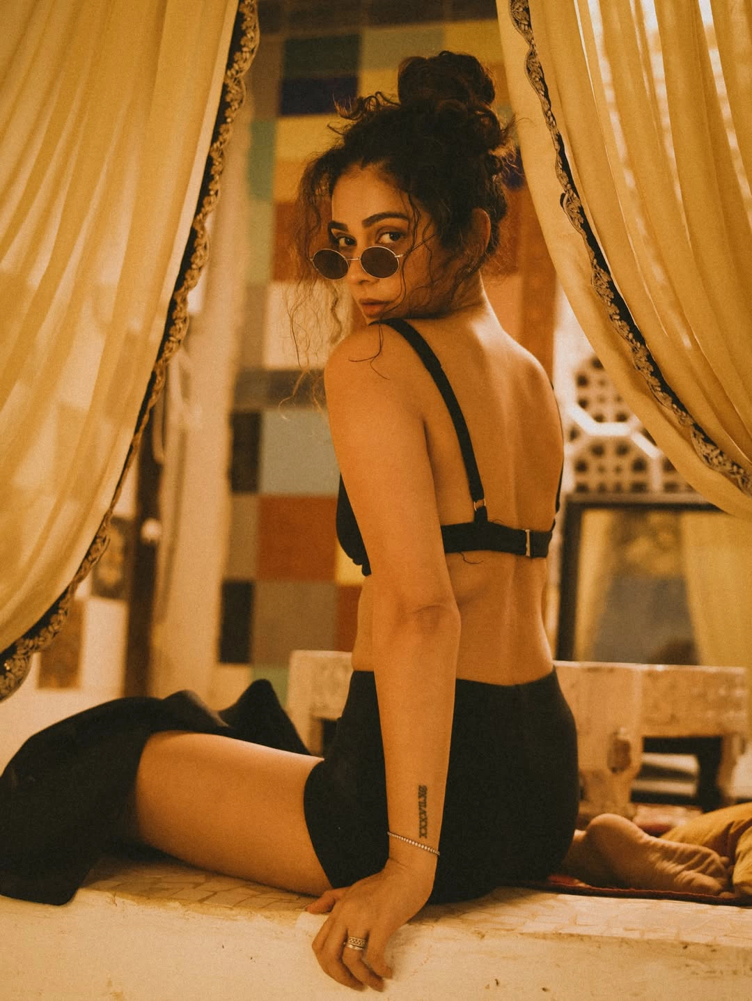 Aakanksha Singh Shows her Beauty Dazzling Photos