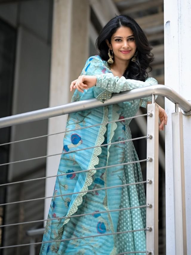 Couple friendly heroine manasa varanasi