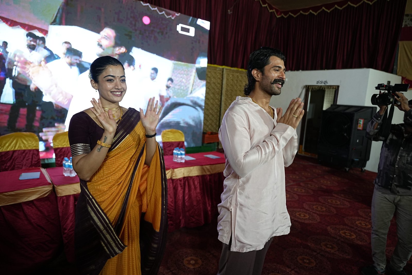 ప్రభుత్వ విద్యార్థులకు స్కాలర్షిప్స్ అందించిన విజయ్దేరవకొండ-రష్మిక మందన్నా 1 Vijay Deverakonda, Rashmika Reward 42 School Students 2