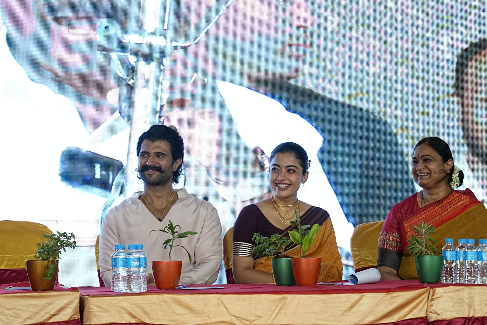 ప్రభుత్వ విద్యార్థులకు స్కాలర్షిప్స్ అందించిన విజయ్దేరవకొండ-రష్మిక మందన్నా 11 Vijay-Rashmika Bring Scholarships to Achampet Students