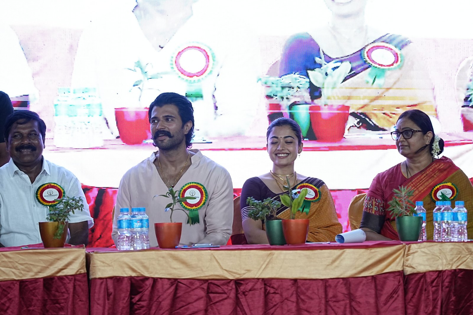 ప్రభుత్వ విద్యార్థులకు స్కాలర్షిప్స్ అందించిన విజయ్దేరవకొండ-రష్మిక మందన్నా 13 Vijay Deverakonda, Rashmika Reward 42 School Students