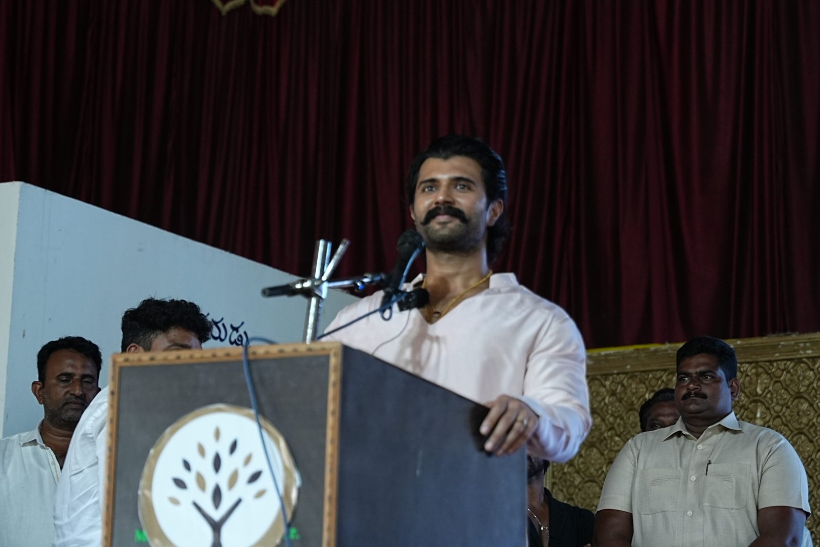 ప్రభుత్వ విద్యార్థులకు స్కాలర్షిప్స్ అందించిన విజయ్దేరవకొండ-రష్మిక మందన్నా 14 Vijay-Rashmika Extend Help to Government School Students