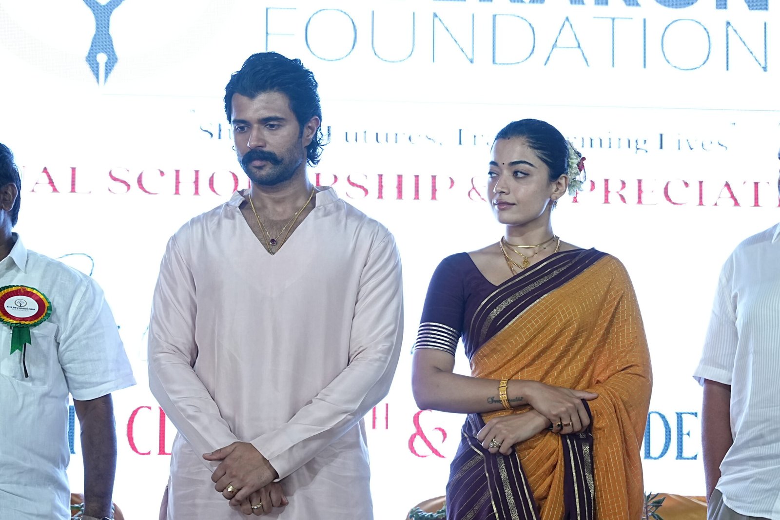 ప్రభుత్వ విద్యార్థులకు స్కాలర్షిప్స్ అందించిన విజయ్దేరవకొండ-రష్మిక మందన్నా 15 Vijay & Rashmika Deliver on Scholarship Promise
