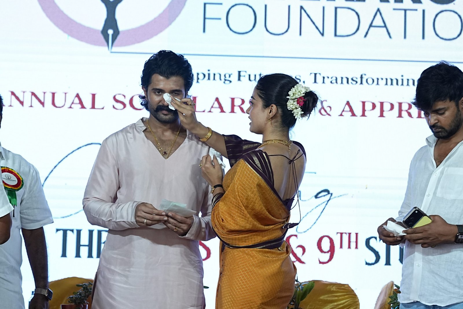 ప్రభుత్వ విద్యార్థులకు స్కాలర్షిప్స్ అందించిన విజయ్దేరవకొండ-రష్మిక మందన్నా 16 Vijay-Rashmika Support Students with Scholarships