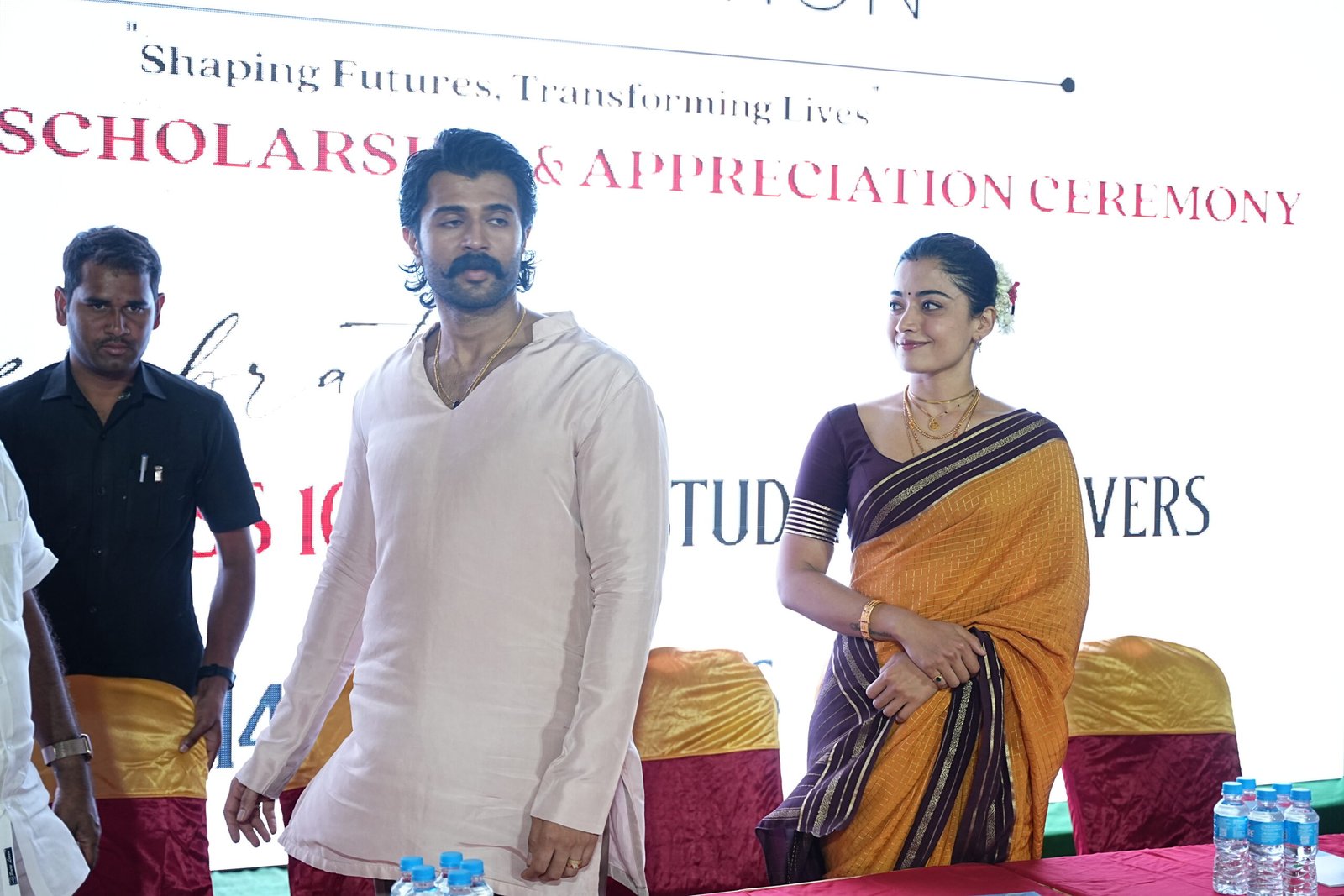 ప్రభుత్వ విద్యార్థులకు స్కాలర్షిప్స్ అందించిన విజయ్దేరవకొండ-రష్మిక మందన్నా 2 Vijay-Rashmika Extend Help to Government School Students