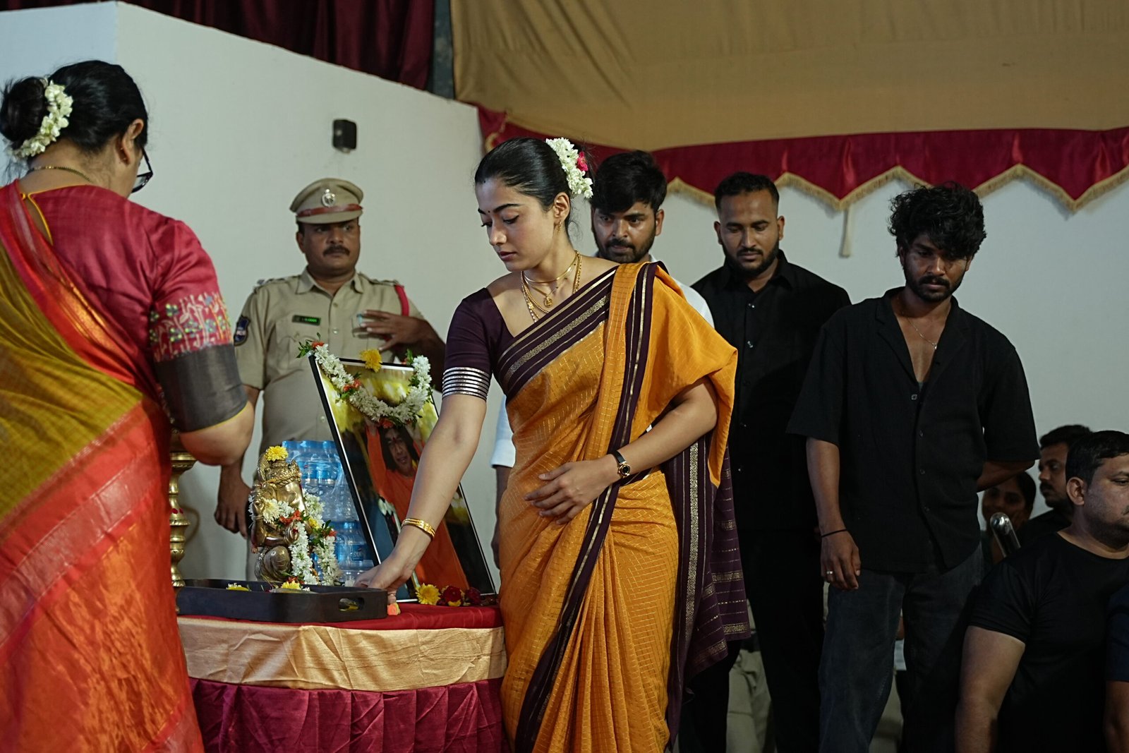 ప్రభుత్వ విద్యార్థులకు స్కాలర్షిప్స్ అందించిన విజయ్దేరవకొండ-రష్మిక మందన్నా 6 Vijay Rashmika Extend Help to Government School Students 6 scaled