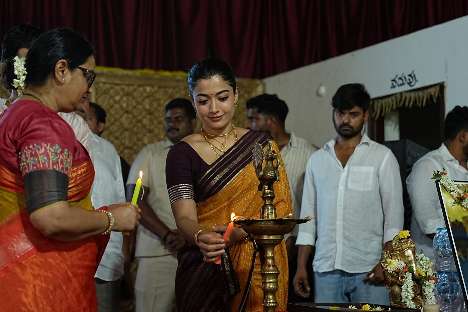 ప్రభుత్వ విద్యార్థులకు స్కాలర్షిప్స్ అందించిన విజయ్దేరవకొండ-రష్మిక మందన్నా 7 Vijay-Rashmika Support Students with Scholarships