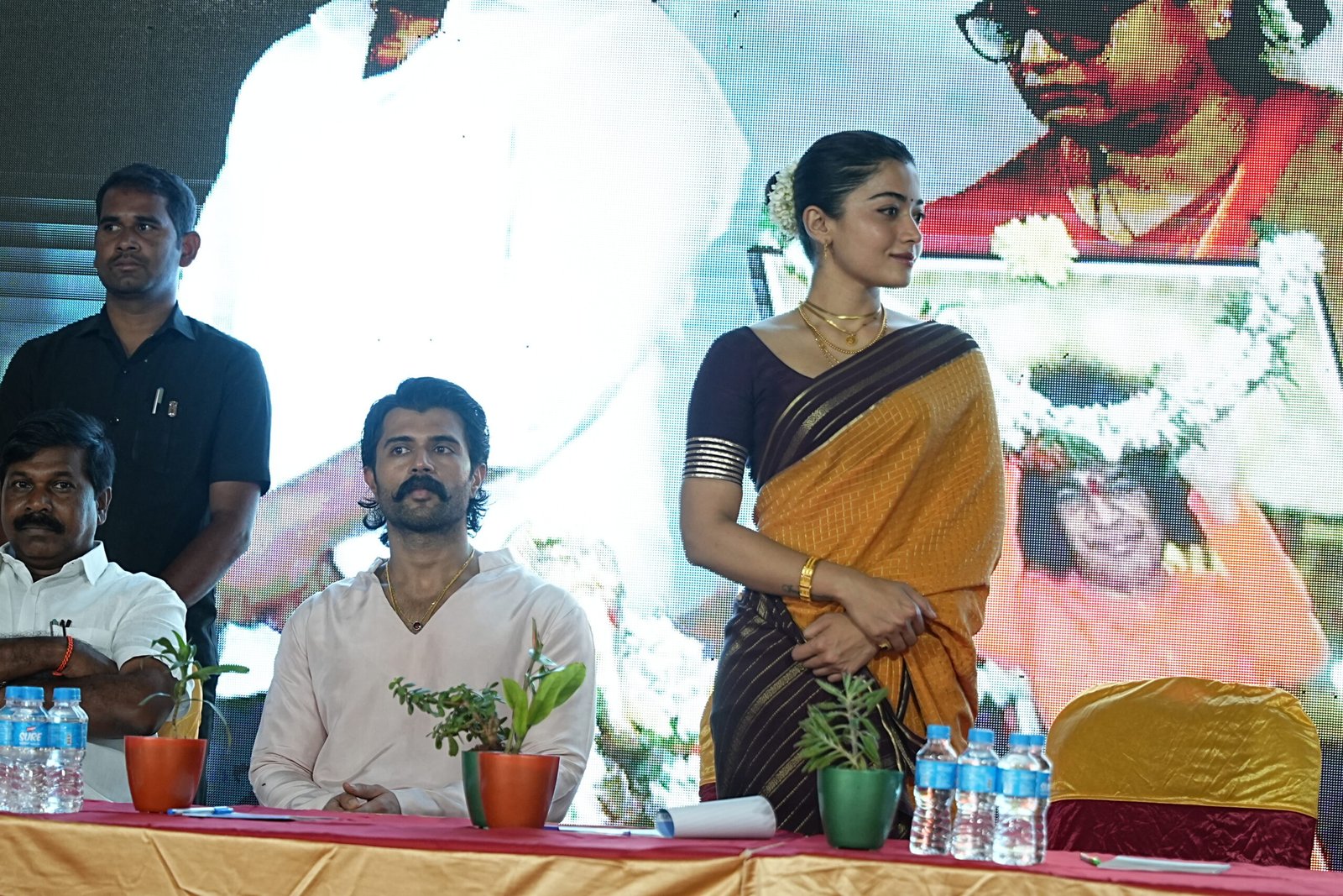 ప్రభుత్వ విద్యార్థులకు స్కాలర్షిప్స్ అందించిన విజయ్దేరవకొండ-రష్మిక మందన్నా 8 Vijay & Rashmika Deliver on Scholarship Promise